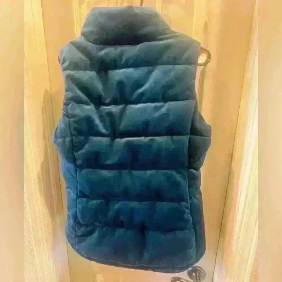 Beautiful teal (peacock) color puffer vest in velvet material. - Picture 2 of 3